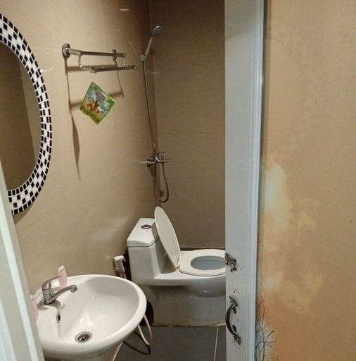 Bathroom 5, Z Suites Hotel, Medan