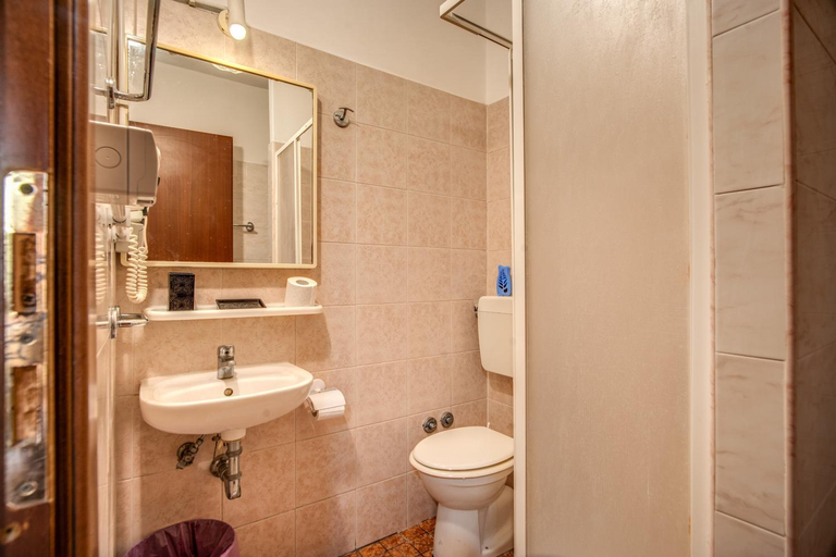 Bathroom 3, Hotel Artromano, Rome