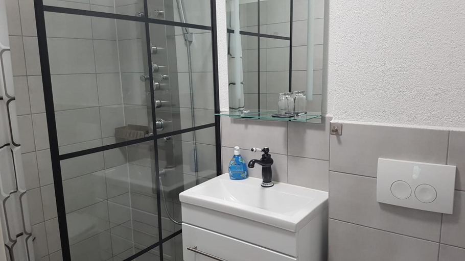 Bathroom 1, Pension Deichgraf, Aurich