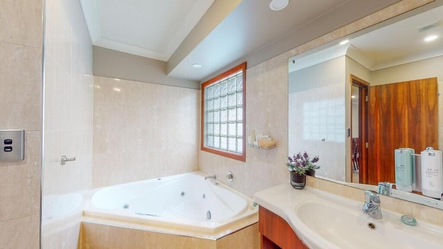 Bathroom 4, Quantum Lodge Motor Inn, Hamilton