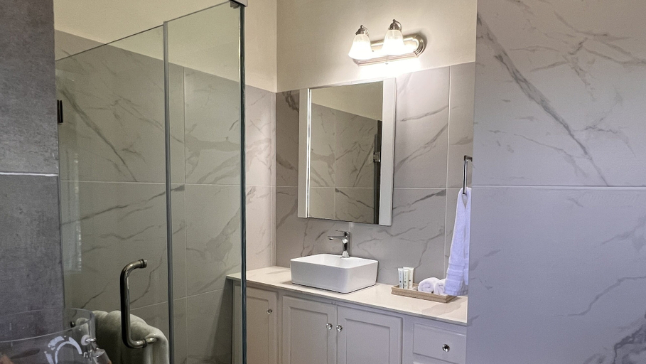 Bathroom 4, Crystal Cove Gems