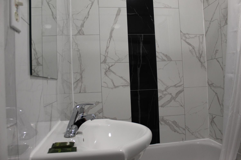 Bathroom 4, Sunrise Inn, Parry Sound