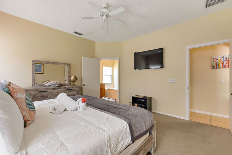 Bedroom 3, 2 Suites, 1 King, 5 Beds: Pool. Games Room #810, Polk