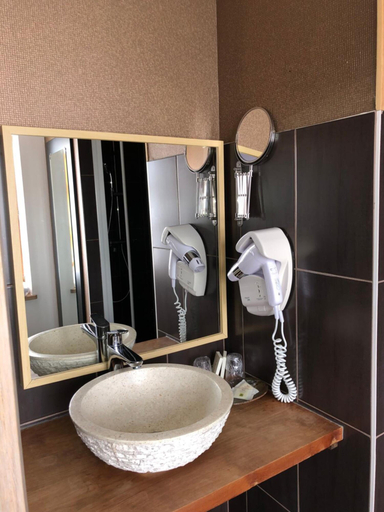 Bathroom 4, L'hôtel d'Arc, Côte-d'Or