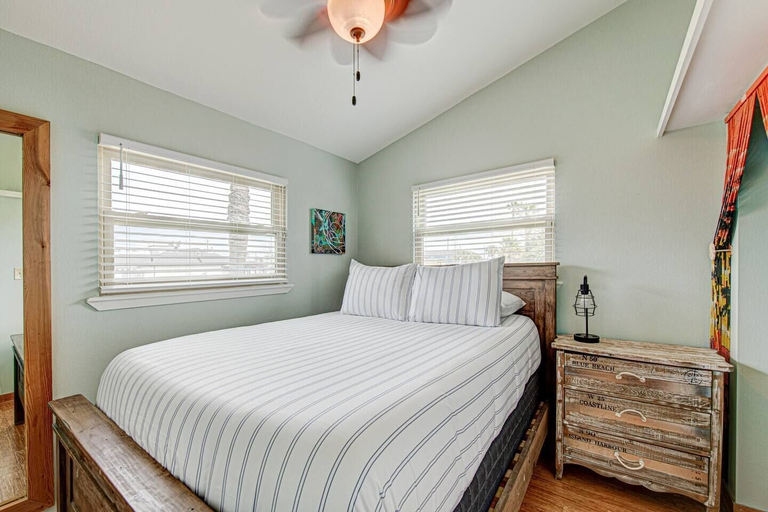 Bedroom 2, Angler's Court, Nueces