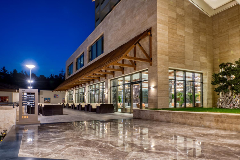 Exterior & Views