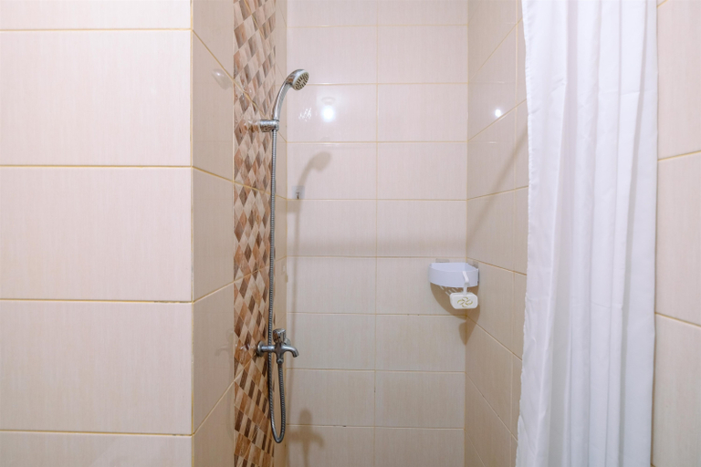 Bathroom 5, Best Homey and Cozy Studio at Dave Apartment By Travelio, Depok