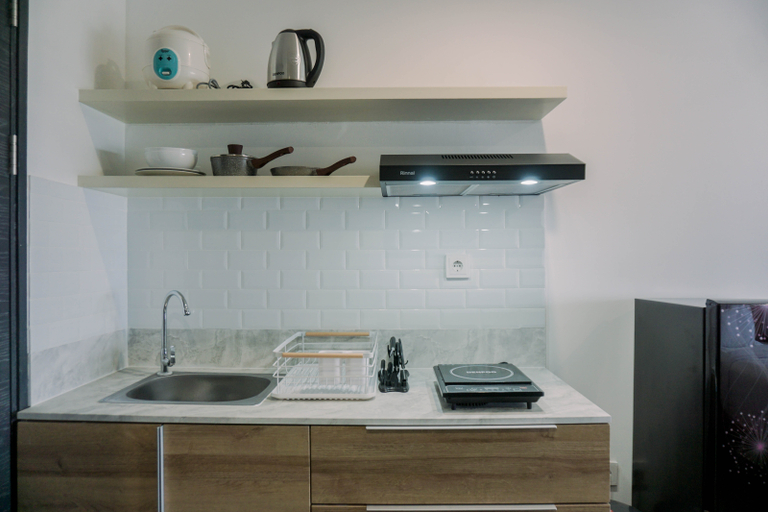 Others 4, Well Furnished and Comfy Studio Collins Boulevard Apartment By Travelio, Tangerang