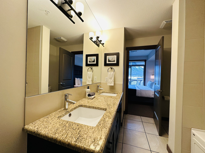 Bathroom 3, Mountain Retreat - Heated Pool & Hot-tub & Sauna, Division No. 15