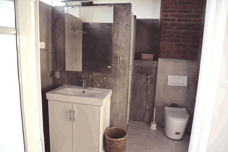 Bathroom, Alakamandava, Maharagama