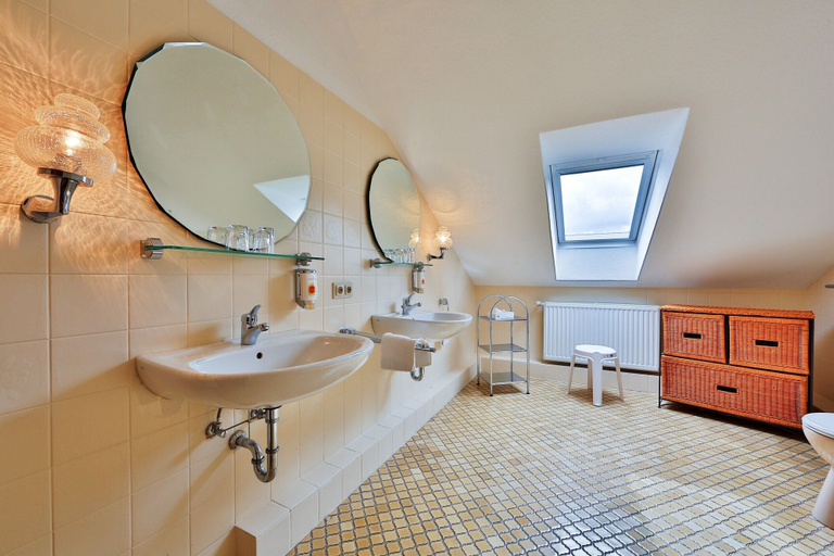 Bathroom 5, Der Wolfshof, Goslar