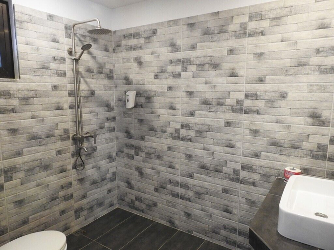 Bathroom 3, Jalyn's Resort & Restaurant, Puerto Galera