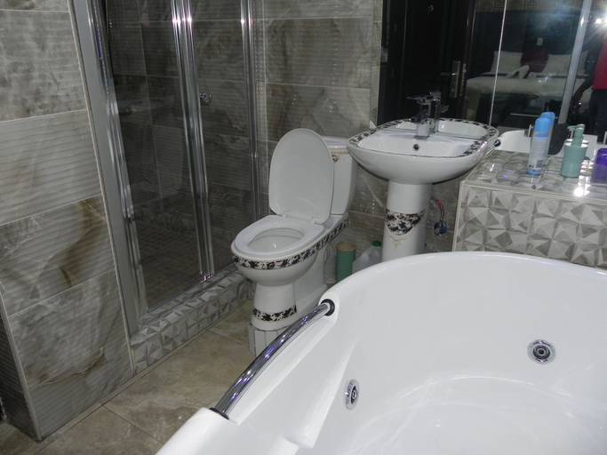 Bathroom 5, Gold Crown international Hotel, City of Johannesburg
