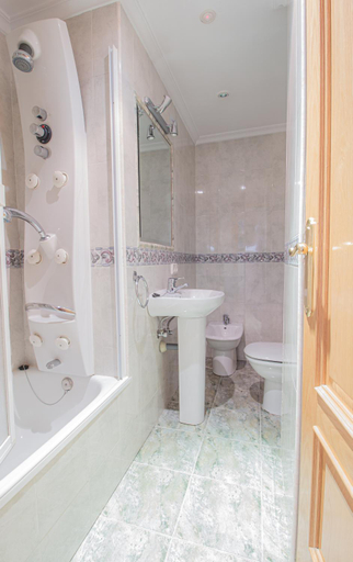 Bathroom 4, Pensión Isabel by Vivere Stays, Salamanca
