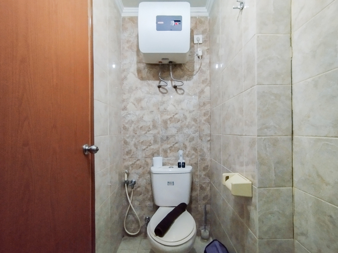 Bathroom 5, Cozy Studio at Galeri Ciumbuleuit 1 Apartment By Travelio, Bandung