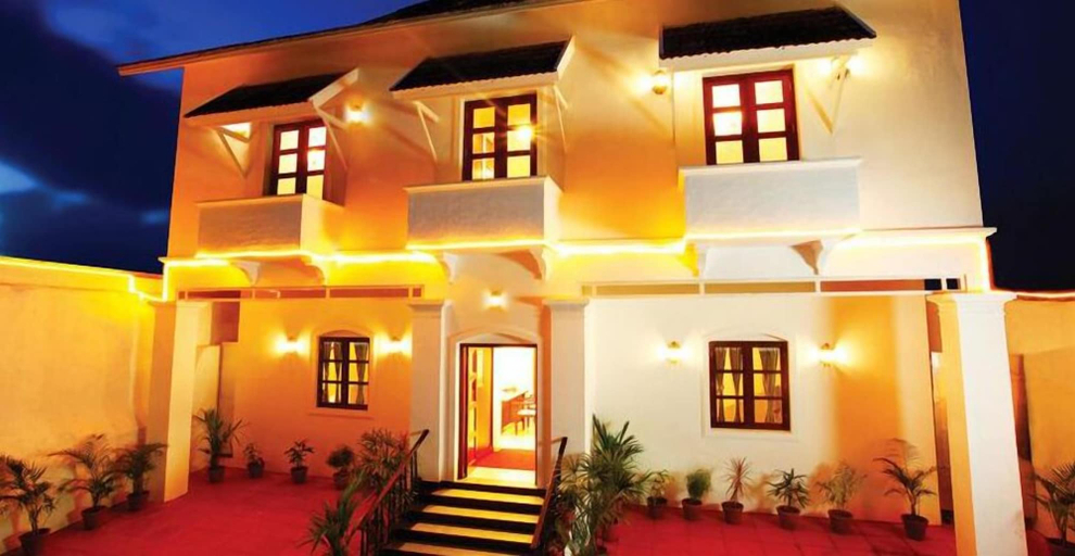 Exterior & Views