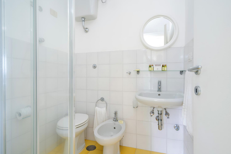 Bathroom 5, Hotel Le Axidie, Napoli