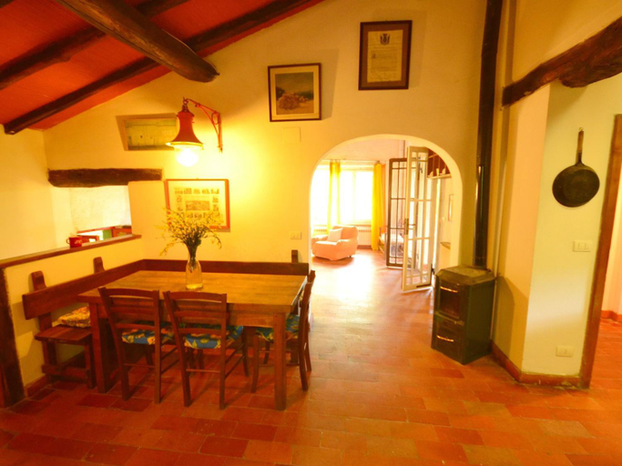 Others 5, Holiday home with shared pool, Pistoia