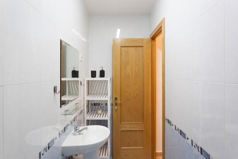 Bathroom 4, Over the Rooftops - Historic District - Sol, Madrid