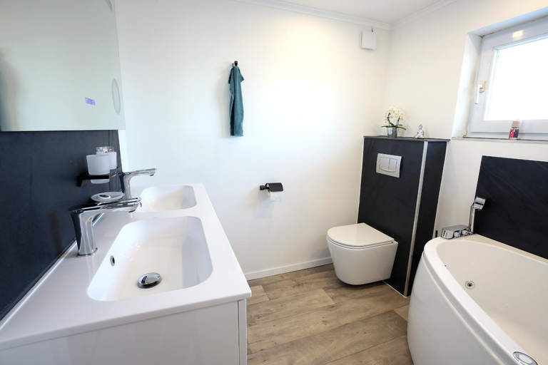 Bathroom 2, Marias Guest House, Liège