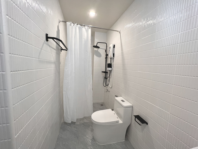 Bathroom 3, Krung Tone Hostel, Khlong San