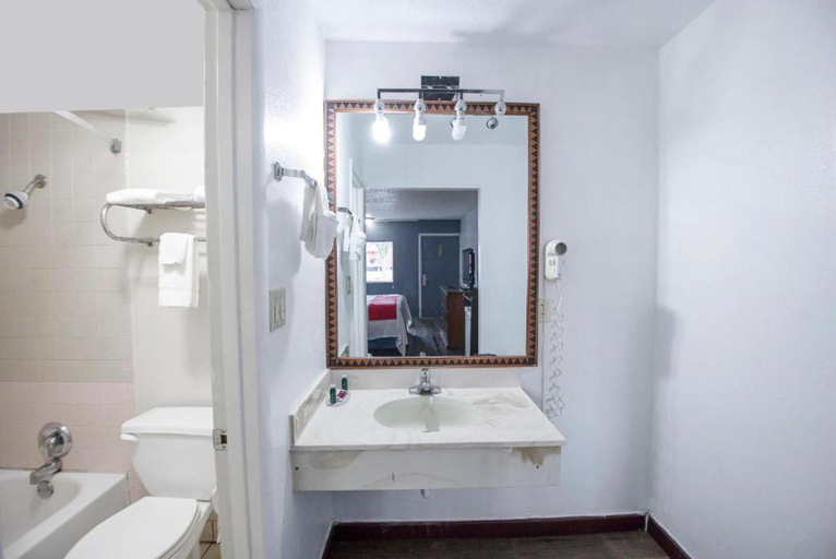 Bathroom 4, Hotel O Daylight Inn Elkhart I-90, In, Elkhart