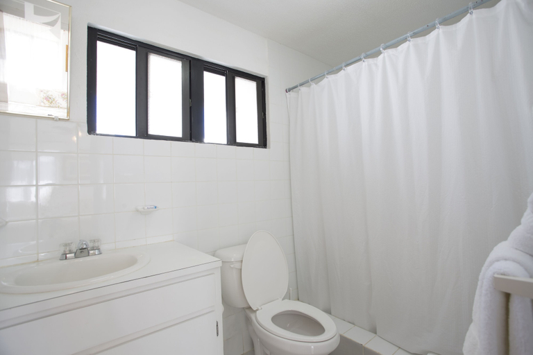 Bathroom 3, Milly's Inn