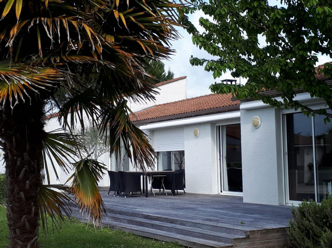 Modern villa with private pool, Charente-Maritime