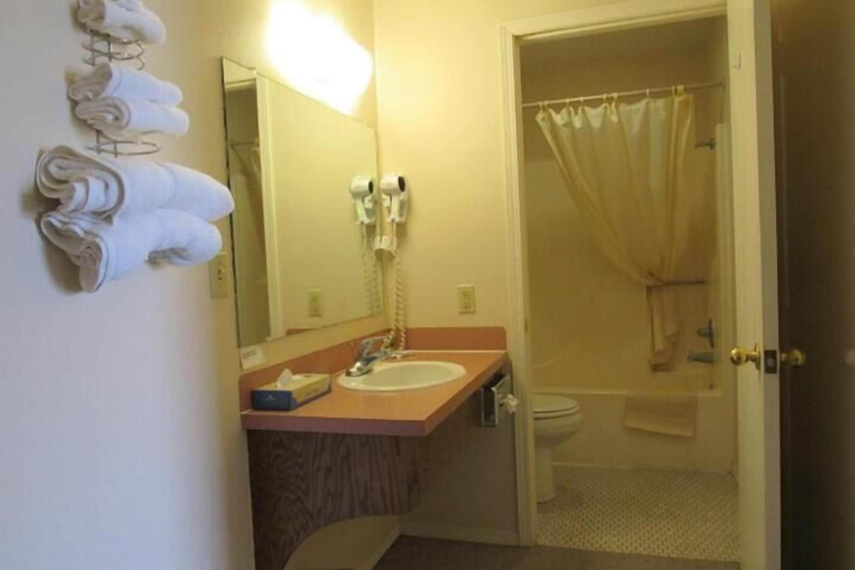 Bathroom 4, Los Tres Gallos, Morrill
