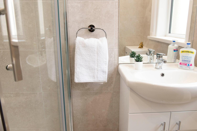 Bathroom 2, Highcliffe by Sasco Apartments, Blackpool