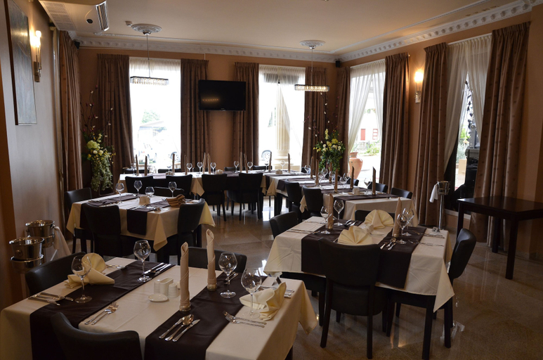 Food & Drinks 5, Sheva Hotel, Rainville