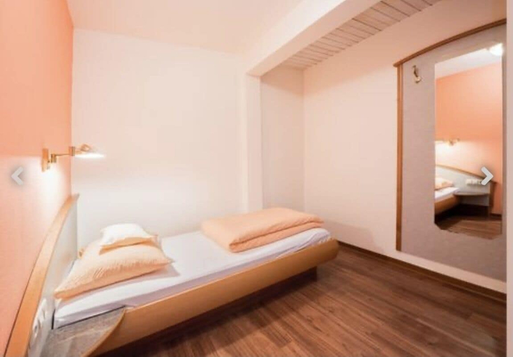 Bedroom 3, landgasthaus waldhorn, Rastatt