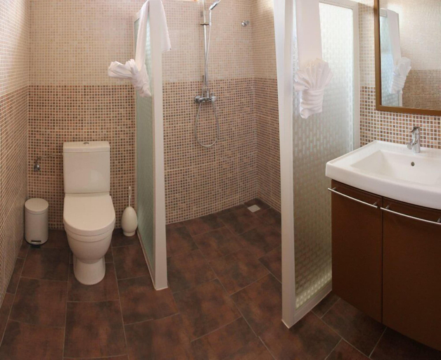 Bathroom 4, Sheva Hotel, Rainville