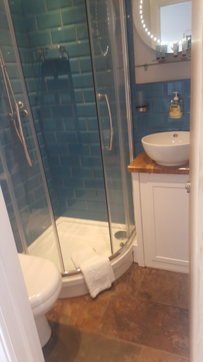 Bathroom 2, Beaumond Cross Inn, Nottinghamshire