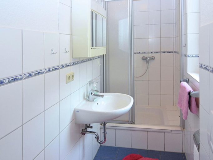 Bathroom 3, Wohnung mit eigener Terrasse in Huddingen, Waldeck-Frankenberg
