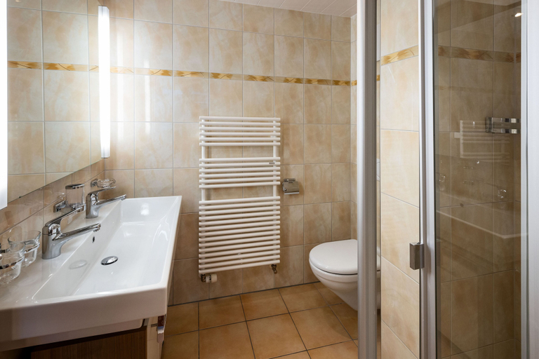 Bathroom 3, Hotel Bergidyll - Riders Haven - Self Check In, Uri