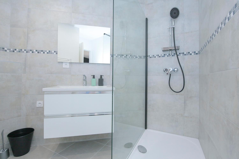 Bathroom 2, Les Champs, T2 hypercentre chic et cosy Wifi par SOVALFI, Loire