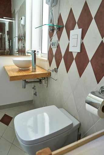 Others 5, Madama B&B, Latina