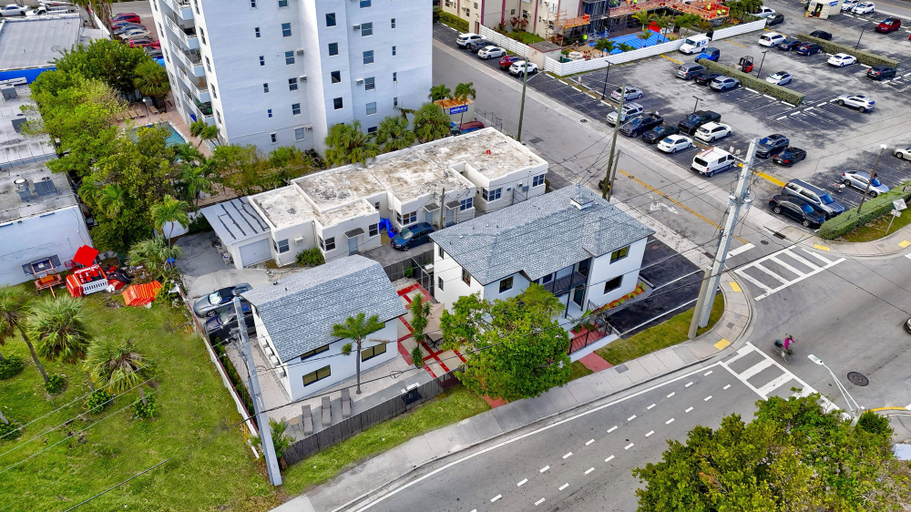 Others 5, 2922 Banyan Units, Broward