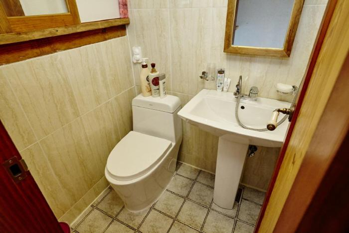 Bathroom 2, Jeonju Nostalgic Home, Jeonju