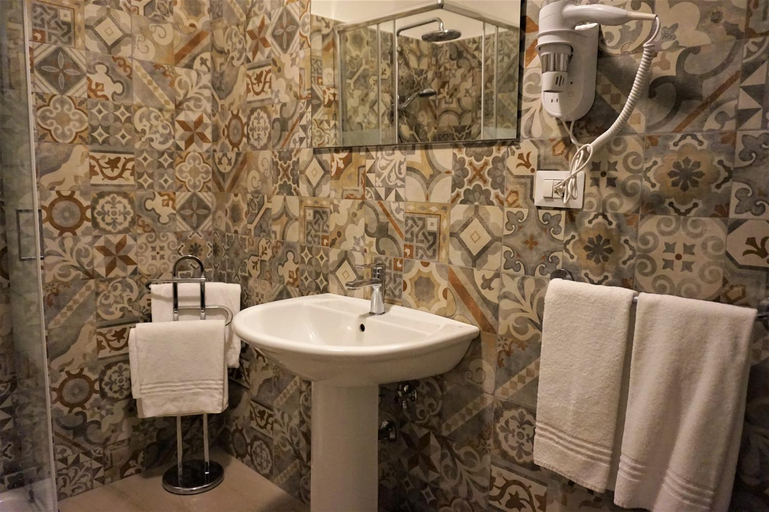 Bathroom 4, Palazzo Speciale Bed and breakfast, Catania