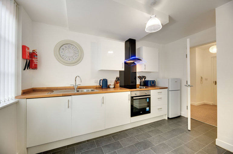 Private kitchen 3, Charltons Bonds Apartments 1B - By Week2Week, Newcastle upon Tyne