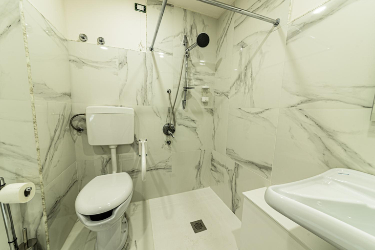 Bathroom 2, Corleone GUESTHOUSE, Palermo