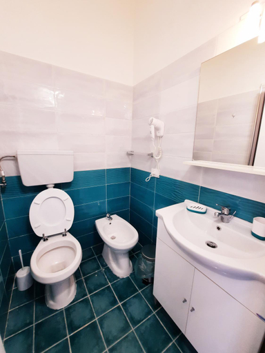 Bathroom 2, Napoli central, Napoli