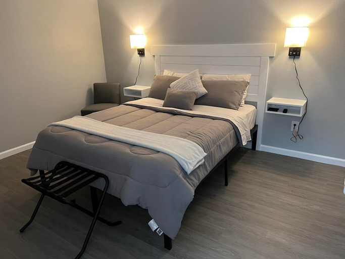 Bedroom 2, The Crossroad Inn, Clay