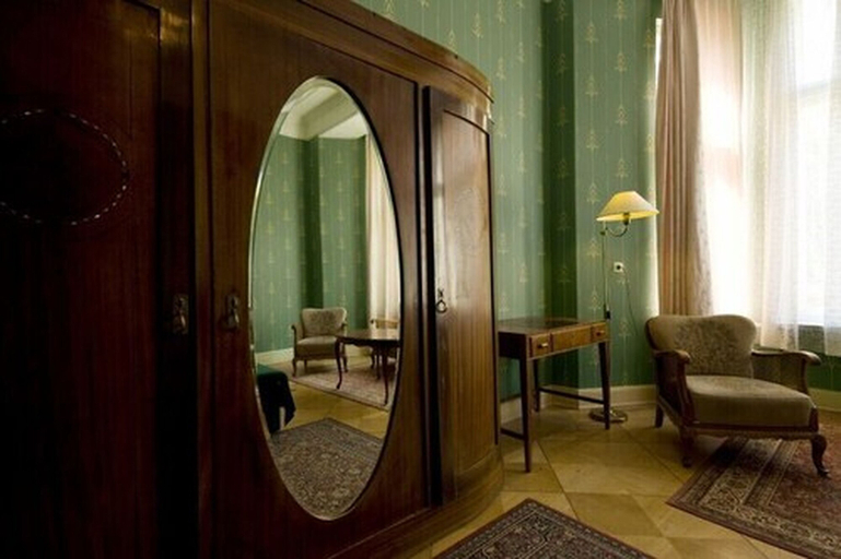 Others 4, Hotel-Pension Funk, Berlin