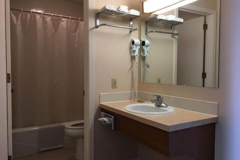 Bathroom 3, Los Tres Gallos, Morrill