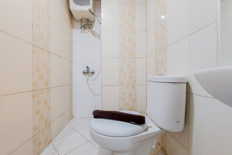 Bathroom 5, Comfy and Warm Studio Serpong Greenview Apartment By Travelio, Tangerang Selatan