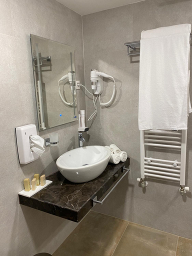 Bathroom 3, Arletti Hotel, Rousse