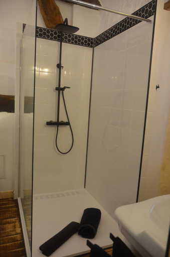 Bathroom 4, Le Murmure des Fees, Dordogne